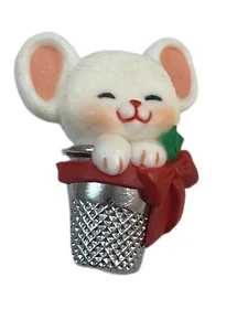 Vintage 1988 Hallmark Signed Plastic White Christmas Mouse in Silver Thimble Pin - Picture 1 of 2