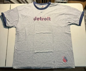 Vintage Nike Herren XL Distressed Center Swoosh Detroit Kolben T-Shirt Grafik Y2K - Bild 1 von 2