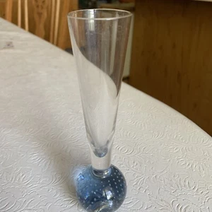 Knospenvase mit Ron’s blauem Boden - 6” hoch - Bild 1 von 4