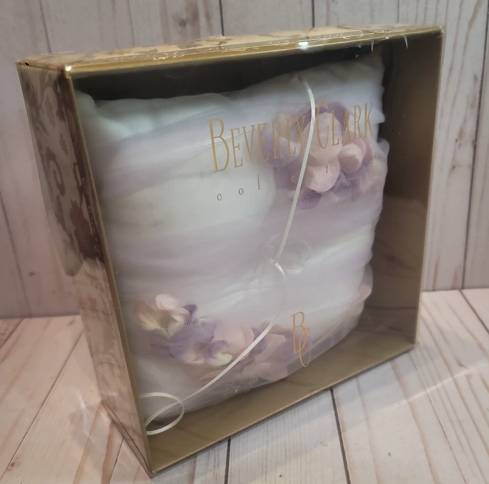 Beverley Clark 系列紫色粉红色花卉婚礼枕头 — 第 1/3 张图片