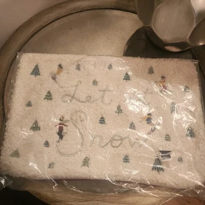 Pottery Barn Let it Snow Kuscheliger Teddy Kissenbezug Skifahrer 14" x 20" Neu - Bild 1 von 5