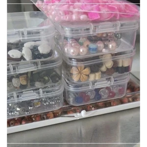 Pequeño lote de dijes de piedras con cuentas para hacer joyas. Cajas de almacenamiento incluidas - Imagen 1 de 13