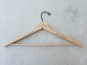 Hilton Hotels auf der ganzen Welt Holz Kleiderbügel KOSTENLOSER VERSAND - Bild 1 von 8