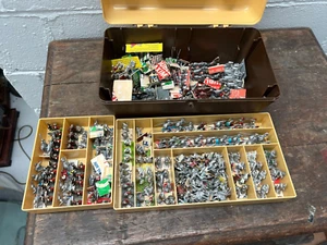 (B) LOT OF VINTAGE WARHAMMER ? METAL FIGURES IN TUB - Picture 1 of 19