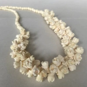*Vintage 50's Cream Hand Carved Flowers Necklace 48cm Long - Picture 1 of 7