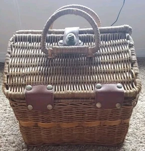 Cesta de costura de picnic con forma de casa de mimbre de ratán vintage detalles de cuero y remaches - Imagen 1 de 6