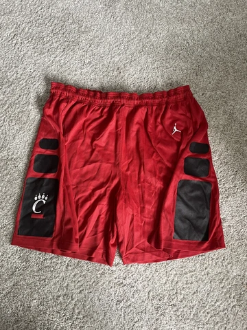 Vintage Nike Air Jordan Cincinnati Bearcats Basketball Shorts Mens Sz Large UC Cover