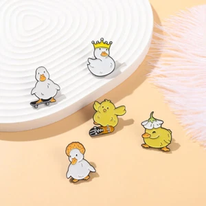 Skateboard Klein Gelb Huhn Brosche Cartoon Krone Ente Brosche Rucksack Abzeich ☀ - Bild 1 von 12