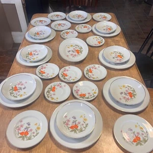 Vintage Fine China of Japan “Wildflower Pattern” set 31 pieces!! - Picture 1 of 24