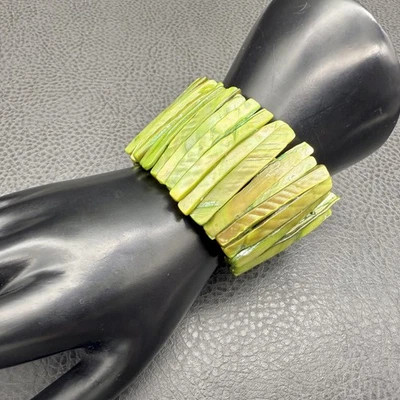Pulsera gruesa verde madreperla concha elástica puño ancho joyería distintiva Foto 1 de 4