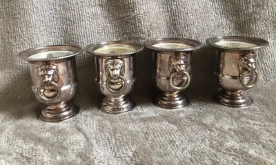 CUATRO urnas/jarrón anillados con cabeza de león enchapados en plata Viners of Sheffield vintage Foto 1 de 4