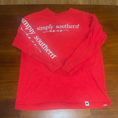 Camiseta manga longa Simply Southern para meninas. Porcos e beijos. O amor está no ar. - Imagem 1 de 4