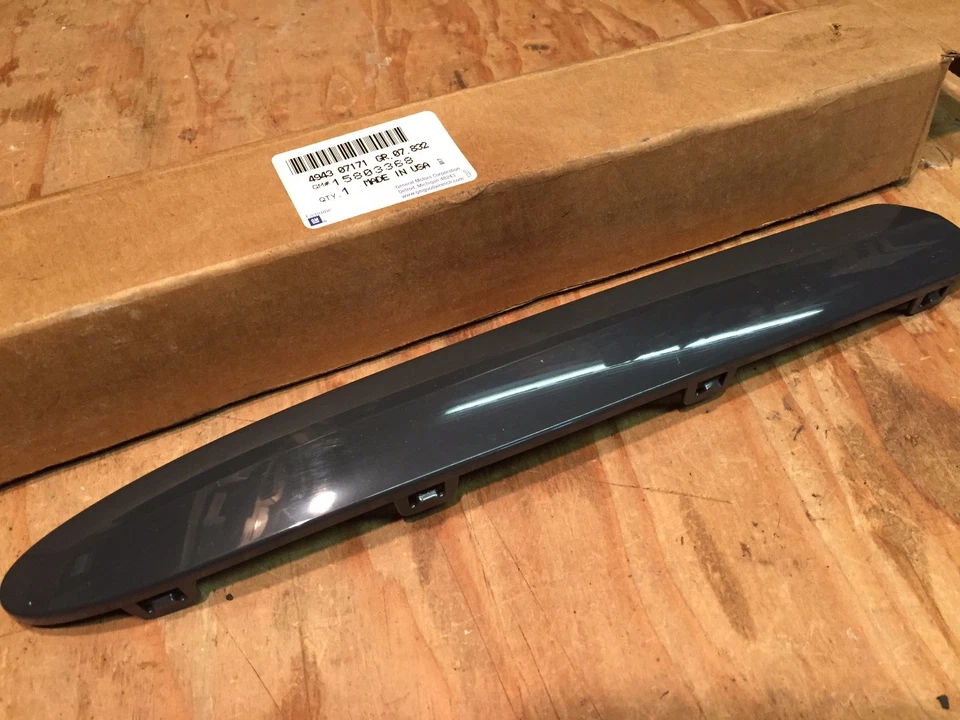 2006 2007 BUICK TERRAZA NOS GM FRONT BUMPER FASCIA TRIM RH 15803368 - Image 1 of 2