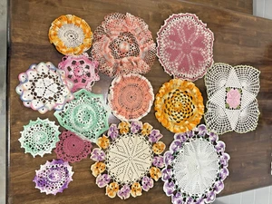 14 Vintage Handarbeit Deckchen Deckchen Lot gehäkelt bunt Blumen Rüschen Stiefmütterchen - Bild 1 von 16