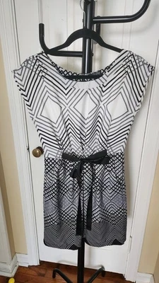 Vestido largo hasta la rodilla Bebop para mujer talla S blanco y negro con cremallera mangas cortas bolsillos Foto 1 de 4