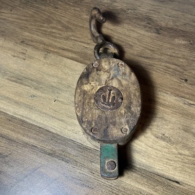 Polea de bloque de madera náutica vintage con emblema de anclaje Foto 1 de 4