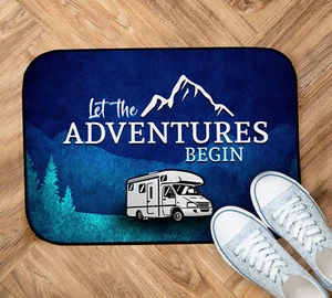 Caravana Felpudo - Azul Marino Adventures Begins Verde a Medida 44cm x 32cm - Imagen 1 de 3