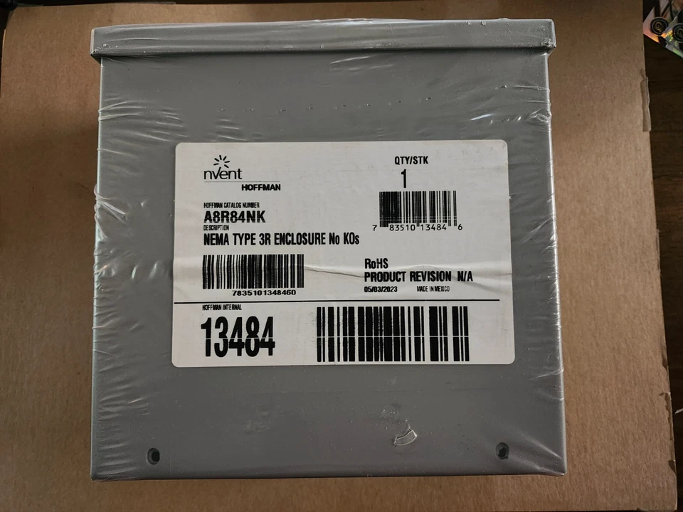 Caja Nvent Hoffman A8R84NK NEMA 3R, cubierta de tornillo, galvanizada, pintada gris Foto 1 de 1