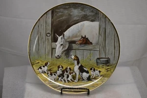 ANTIGUA PLACA DECORATIVA DE CABALLOS Y PERROS TAYLOR SMITH & TAYLOR AÑOS 1900 9 3/4" DIA. - Imagen 1 de 2