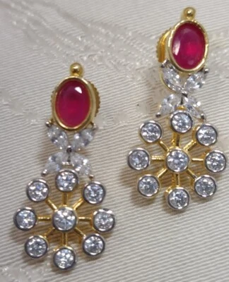 Pendientes colgantes rubí/circonita cúbica, tono oro amarillo Foto 1 de 4