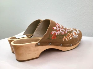 Zoccoli Sheryl Crow Tan in pelle scamosciata con ricami floreali taglia 11 - Foto 1 di 6