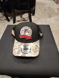 Atlanta Falcons New Era 2022 Salute To Service Black 9FORTY Adjustable Trucker  - Picture 1 of 5