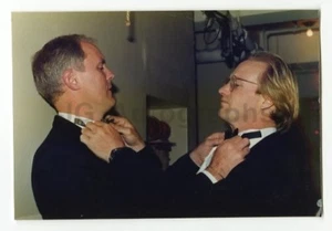 John Lithgow & William Hurt - Original Candid Snapshot Photo by Peter Warrack - Bild 1 von 1