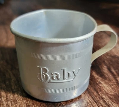 Taza bebé de hojalata vintage con letras elevadas Foto 1 de 4