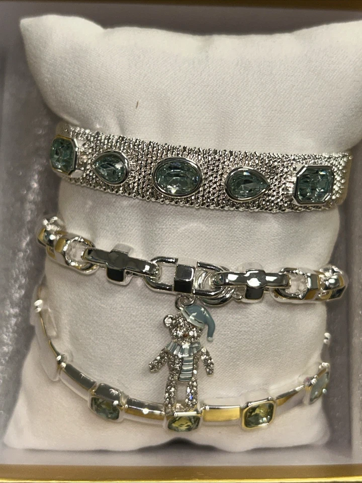 Bomb Party Gem Society Holiday 2025 Stack Beary Acurrucado Pulsera Navidad Plata Foto 1 de 2