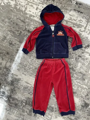 Mayfair Fútbol Bordado Niños Traje de Pista Conjunto Chaqueta con Capucha Pantalones 24 Meses Foto 1 de 4