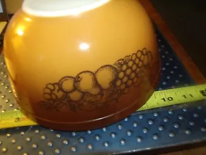 Pyrex 403 ~ Old Orchard Fruit Brown Nesting Mixing Bowl 2.5 Qt - nice Condition - Picture 1 of 4