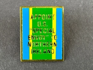 Pinback Nombramiento Irlandés Enviado Especial de Estados Unidos a Irlanda del Norte Causa IRA Prendedor De Colección - Imagen 1 de 3