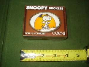 VINTAGE ENDE 1960er ODEN INKL. SNOOPY TANZENDE GÜRTELSCHNALLE IN VERPACKUNG, PEANUTS - Bild 1 von 5