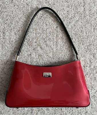 Bolso de hombro BEIJO clásico de charol rojo con asa negra única, cierre de cremallera Foto 1 de 4