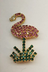 Pink Flamingo Rhinestone Pin w Green Rhinestone Grass Tropical Gold Tone NEW - Picture 1 of 3