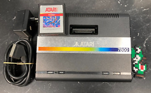 Console Atari 7800 + 1 jeu phoenix Sans Manette + Câbles (boite + notice)
