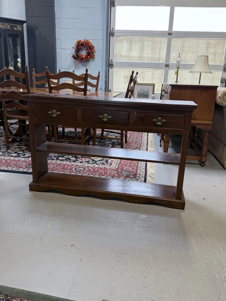 Mesa console vintage de madeira – 51”L x 32”A x 11”D - Imagem 1 de 4