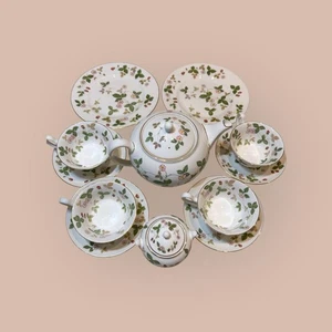 Focused Product: Wedgwood Wild Strawberry Teapot 14-Piece Set From Japan - Picture 1 of 12