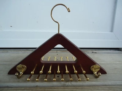 Organizador de armario colgador de corbata de madera para hombre de colección hecho en Taiwán herrajes en tono dorado MCM Foto 1 de 4