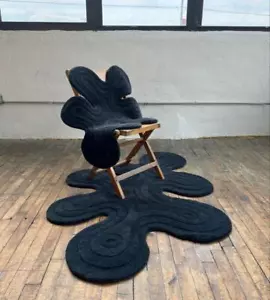 Alfombra negra mechonada a mano con ameba de forma irregular para sala de estar - Imagen 1 de 4