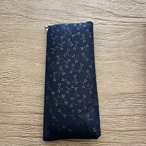 Estuche para gafas de piel de ciervo libélula negra - Imagen 1 de 6