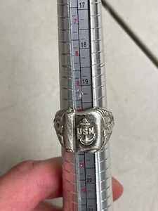Anello antico con sigillo militare US Navy USN argento sterling 925 seconda guerra mondiale misura 10 - Foto 1 di 4