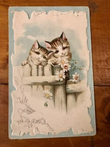 Postal troquelada victoriana gatos en la valla años 1890 - Imagen 1 de 3