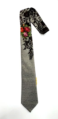 Hermosa corbata en blanco y negro con flores de colores de Michal Negrin. Foto 1 de 4