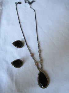 BEAUTIFUL DIAMANTE AND BLACK STONE VINTAGE NECKLACE & EARRINGS - Picture 1 of 4