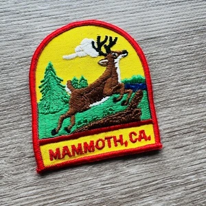Parche vintage MAMMOTH California ciervo saltando sobre troncos pinos bordados - Imagen 1 de 4
