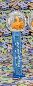 Dispensador de emoji PEZ Pulgares hacia arriba con foto de cubierta de cristal azul en PEZ Coleccionistas Noticias - Imagen 1 de 3