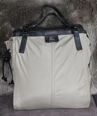 AUTÉNTICO BOLSO DE MANO BURBERRY $575 BUCKLEIGH CAQUI GRANDE DE NAILON PARA PASAR LA NOCHE Foto 1 de 4