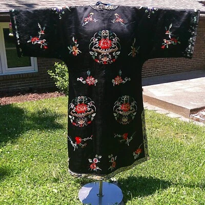 Jaqueta chinesa bordada antiga de seda preta para restaurar cestas de flores - Imagem 1 de 4