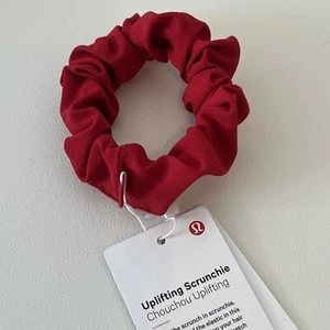 Lululemon Uplifting Scrunchie NWT Dark Red DKRD Lightweight - Picture 1 of 6